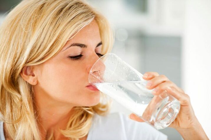 Πίνοντας νερό σε μια τεμπέλης δίαιτα Φωτογραφία 1