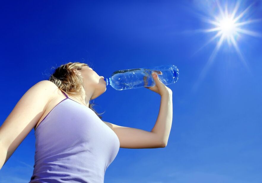 Πίνοντας νερό σε μια τεμπέλης δίαιτα Φωτογραφία 2