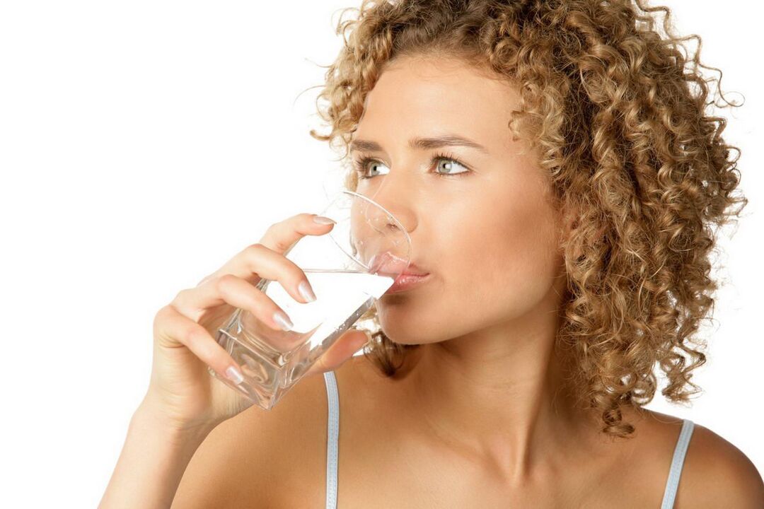 Πίνοντας νερό σε μια τεμπέλης δίαιτα Φωτογραφία 3